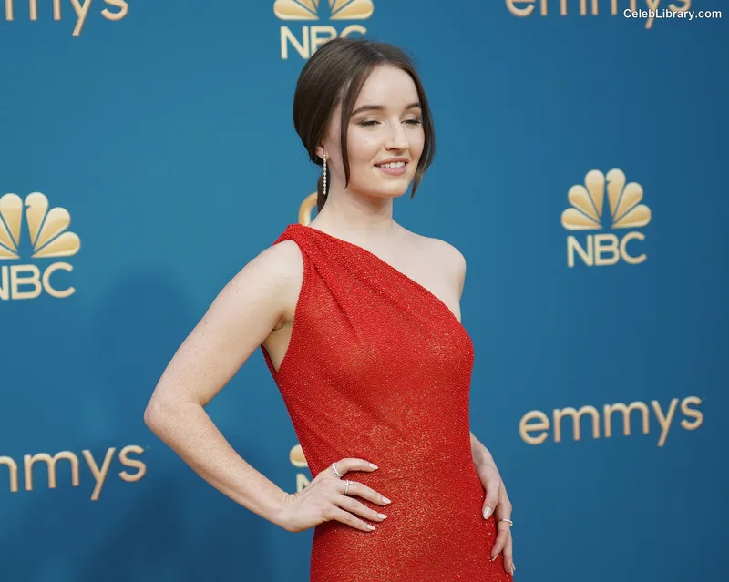 Kaitlyn Dever photo 5 of 880