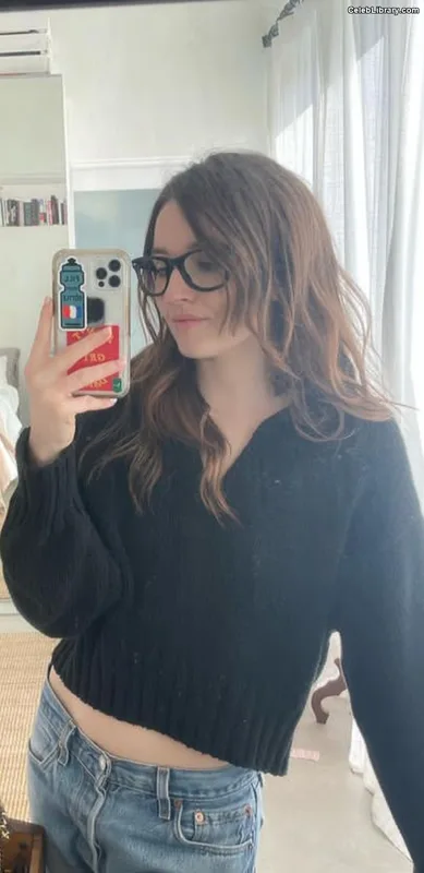 Kaitlyn Dever photo 7 of 880
