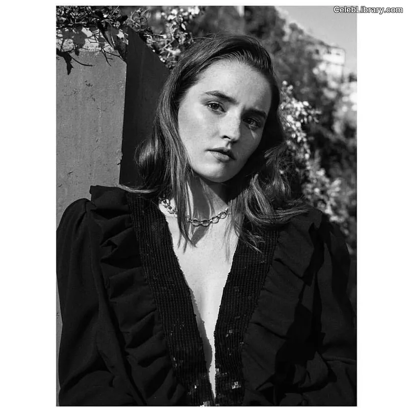 Kaitlyn Dever photo 16 of 880