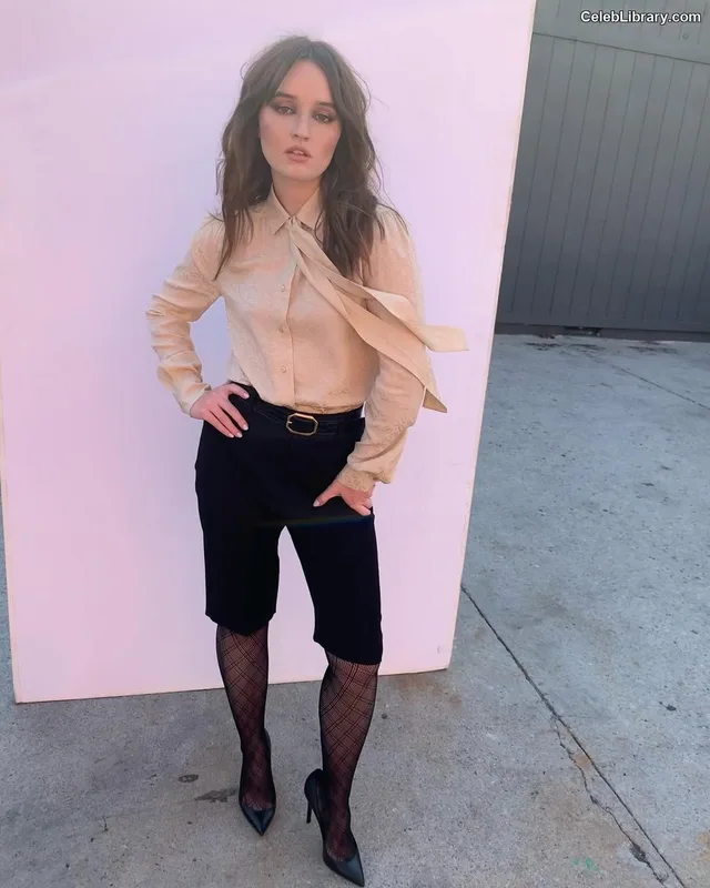 Kaitlyn Dever photo 22 of 880