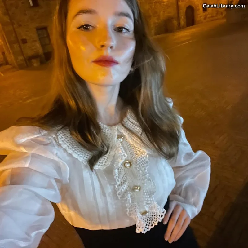 Kaitlyn Dever photo 1 of 880
