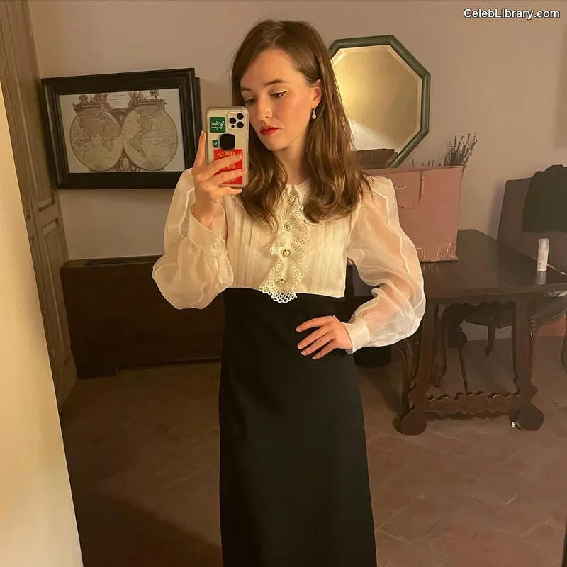 Kaitlyn Dever photo 2 of 880
