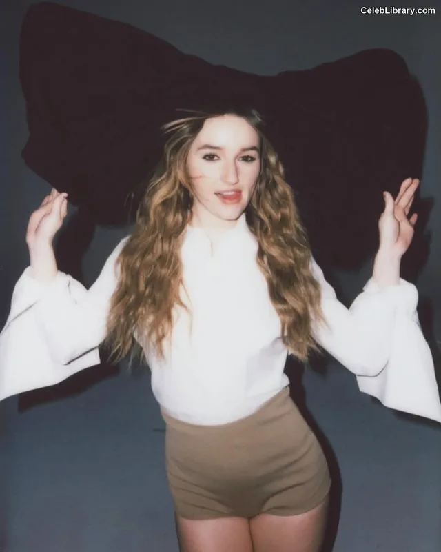 Kaitlyn Dever photo 5 of 880