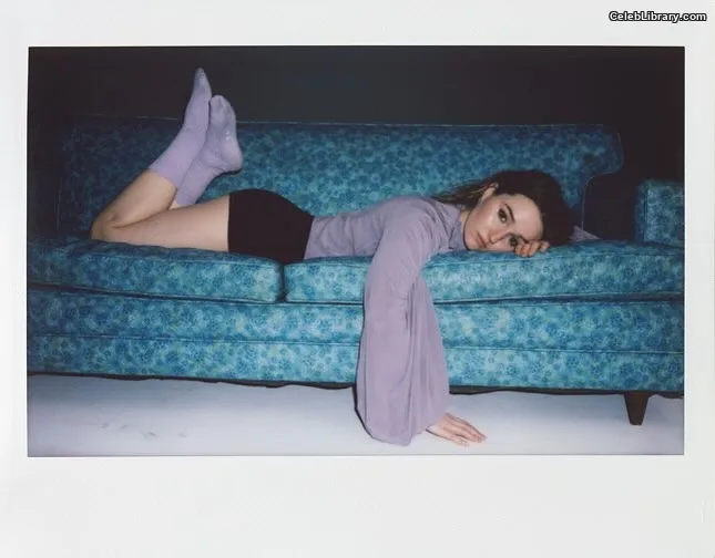 Kaitlyn Dever photo 8 of 880