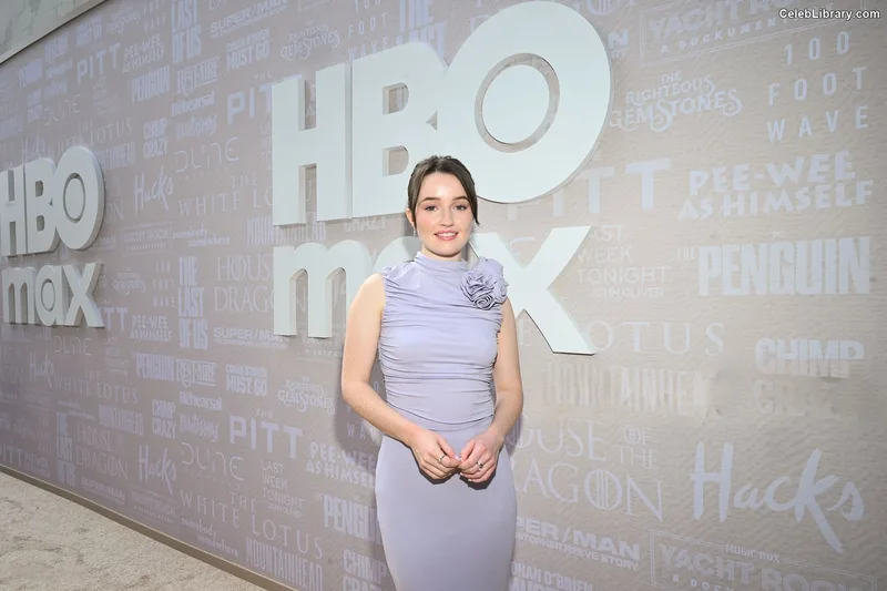 Kaitlyn Dever photo 8 of 880