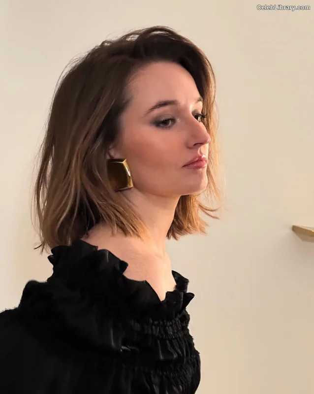 Kaitlyn Dever photo 1 of 880