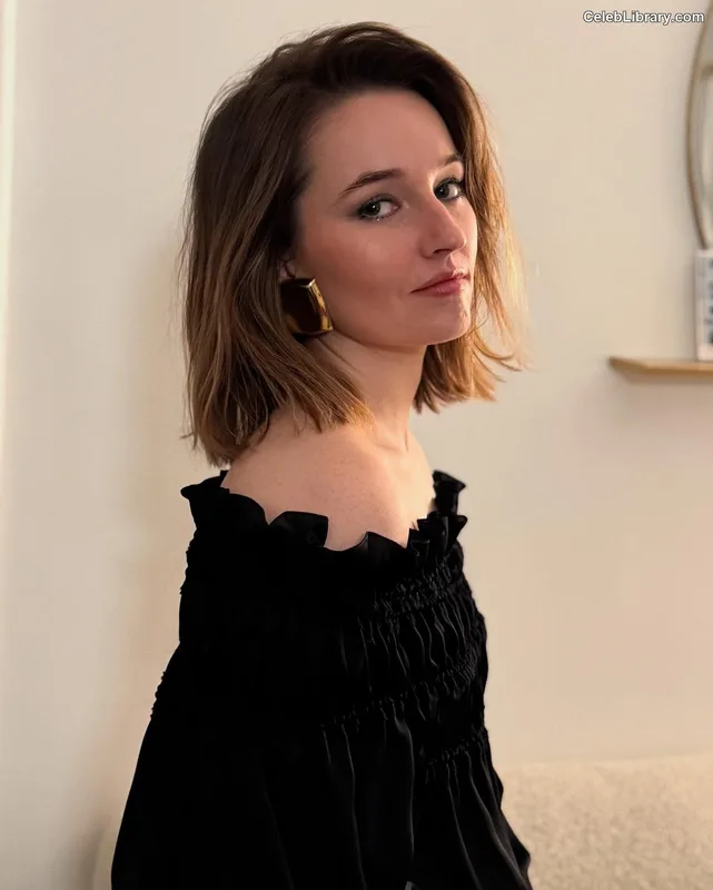 Kaitlyn Dever photo 4 of 880