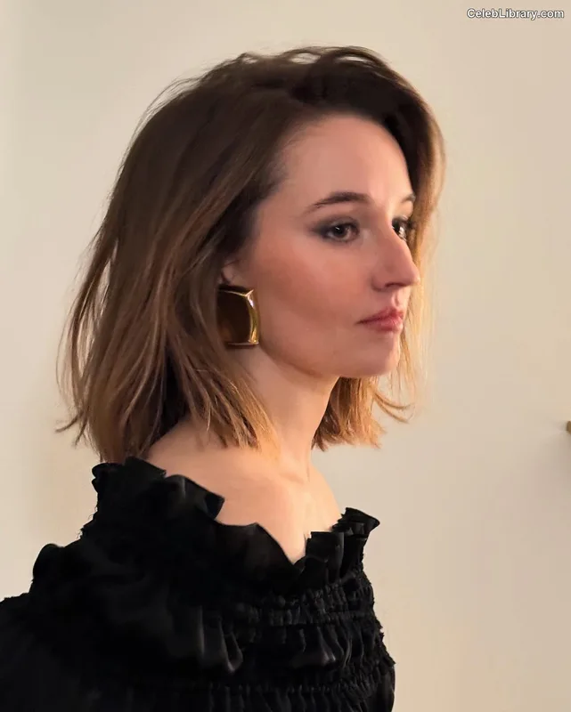 Kaitlyn Dever photo 5 of 880