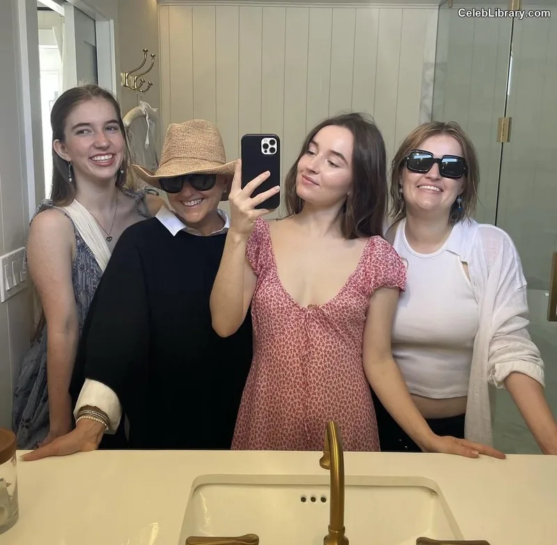 Kaitlyn Dever photo 12 of 880