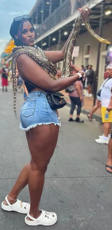 Kalani Brown photo 6 of 20