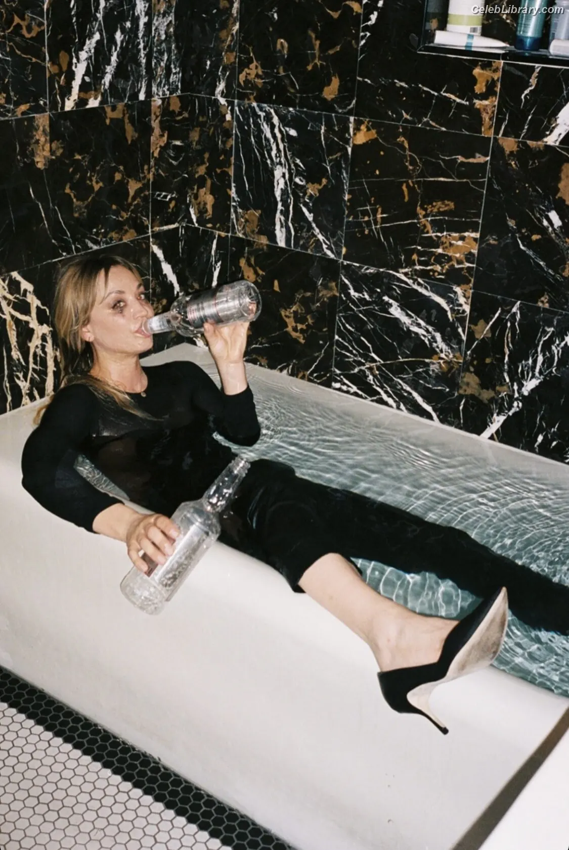 Kaley Cuoco photo 8 of 785