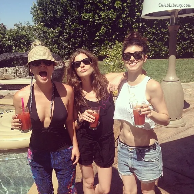 Kaley Cuoco photo 12 of 785