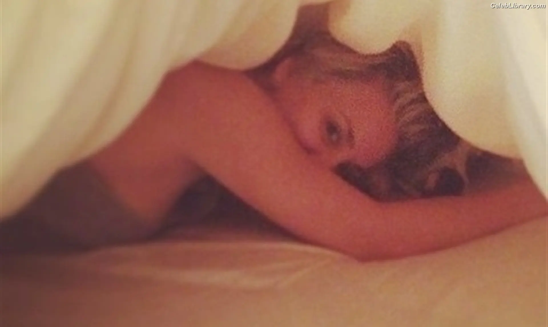 Kaley Cuoco photo 13 of 785