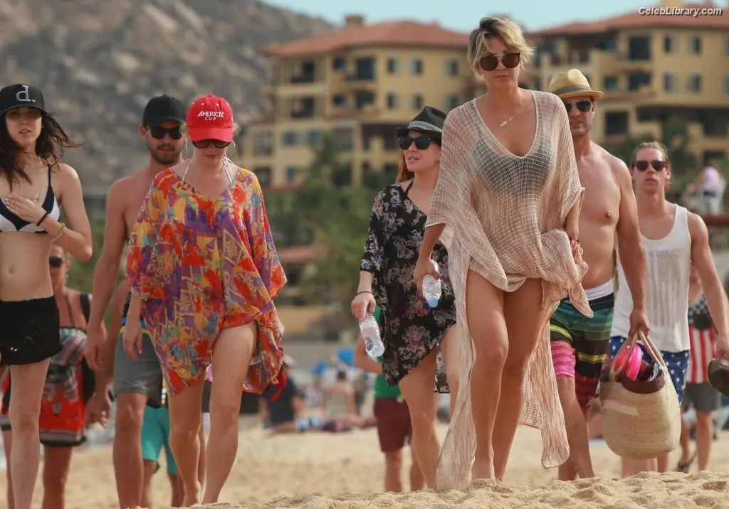 Kaley Cuoco photo 9 of 785
