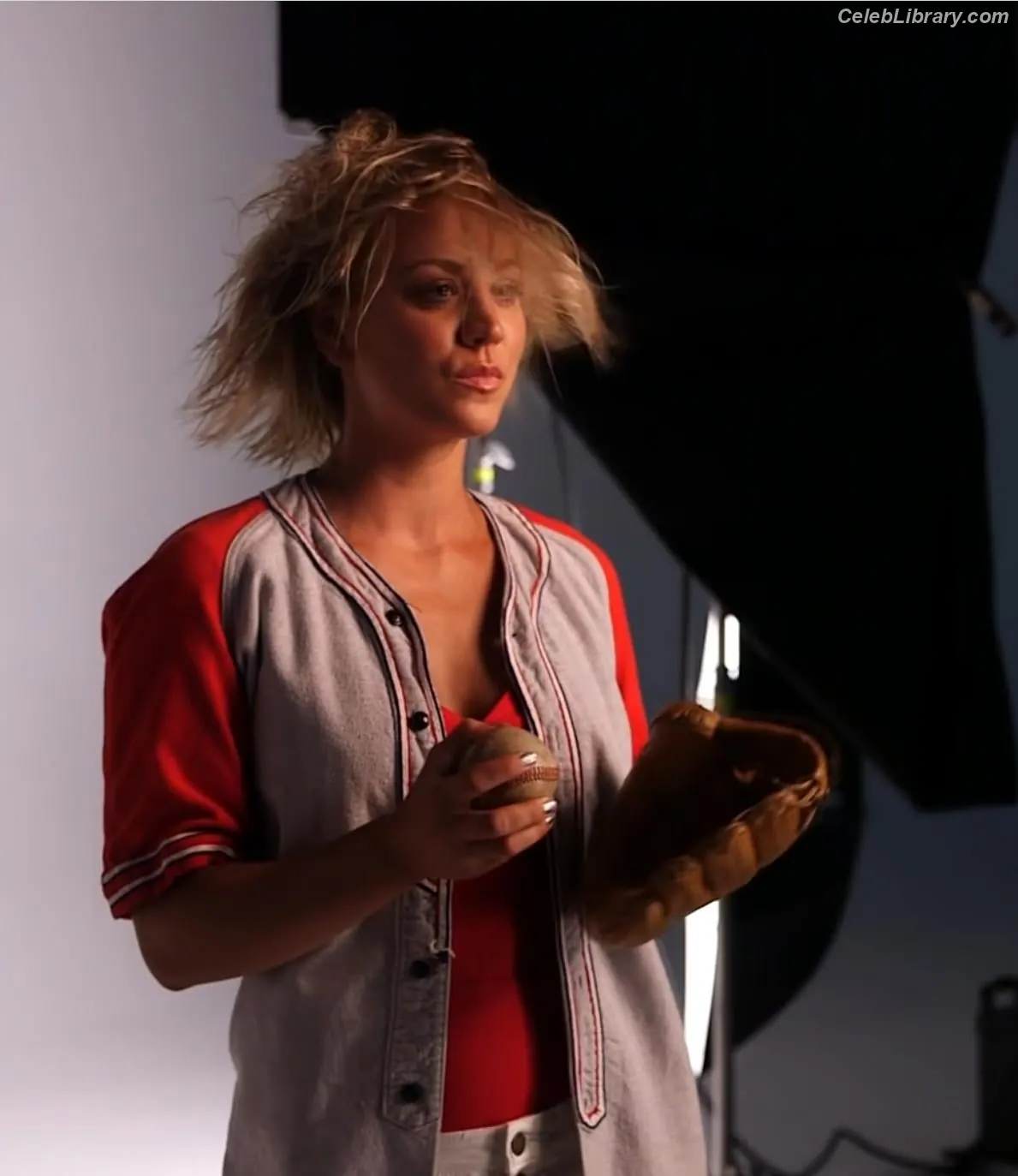 Kaley Cuoco photo 2 of 785