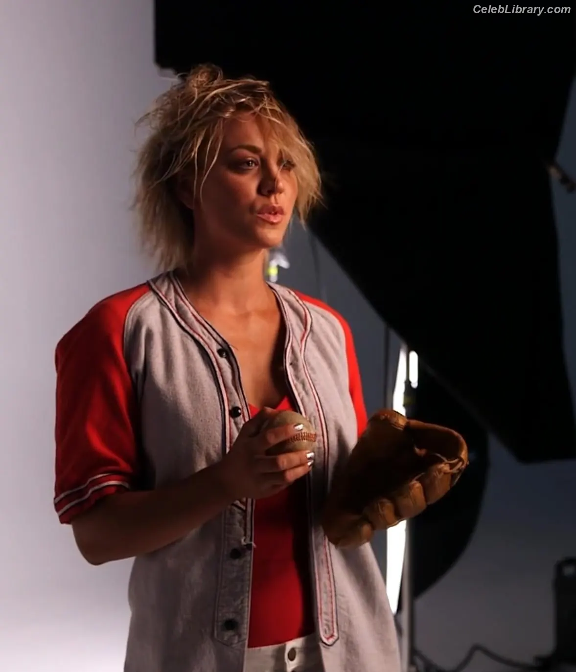 Kaley Cuoco photo 11 of 785