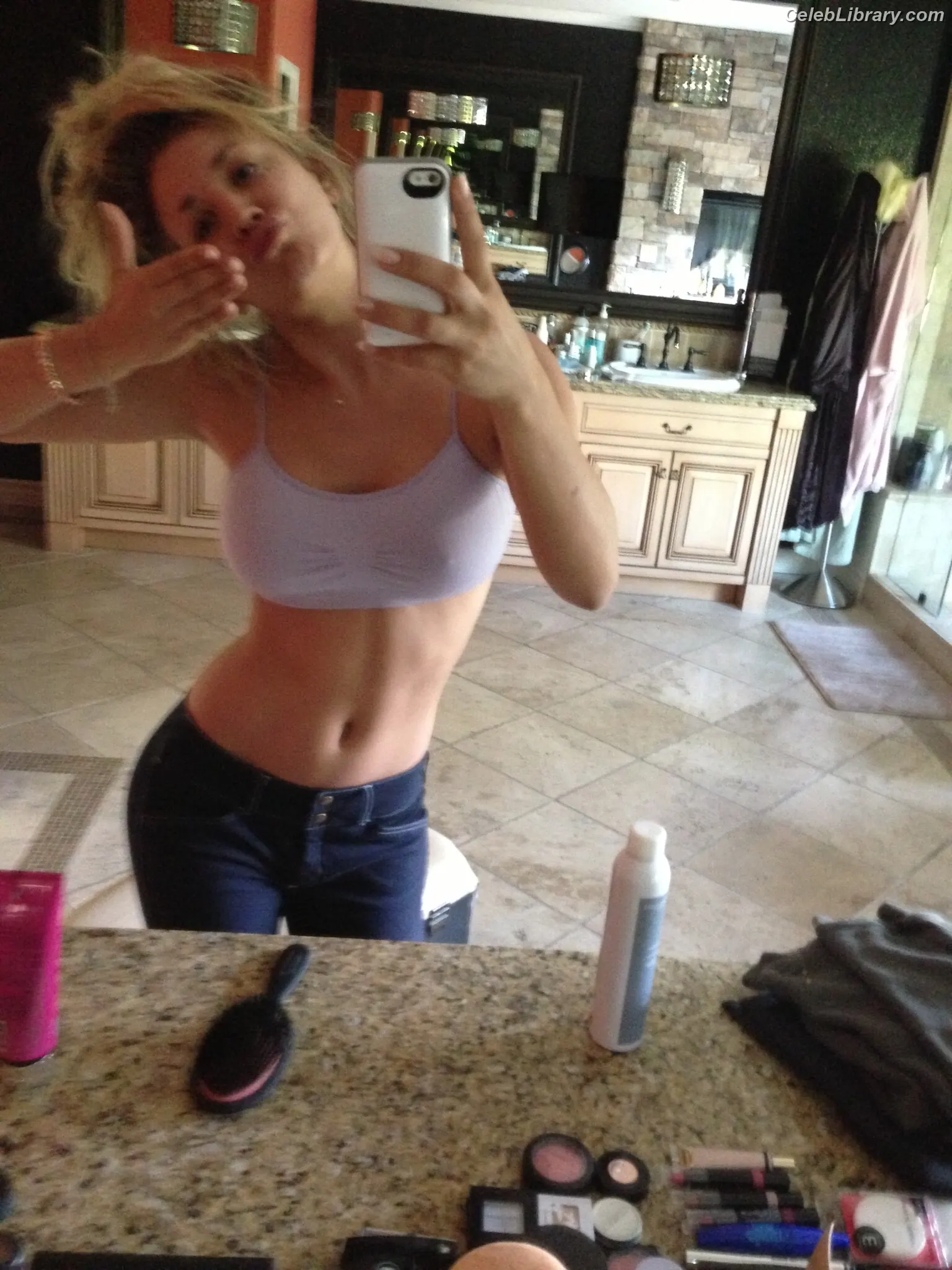 Kaley Cuoco photo 12 of 785