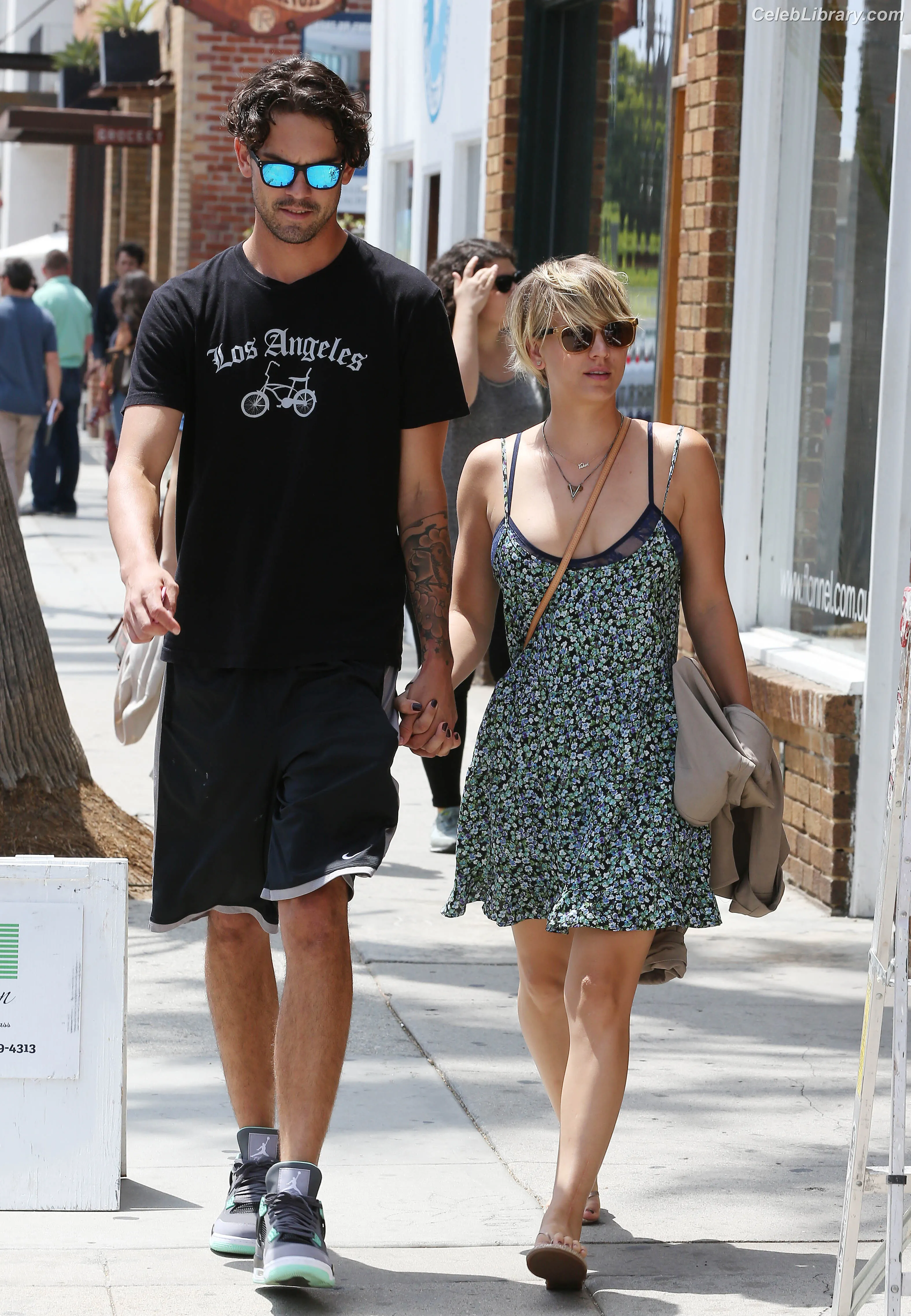 Kaley Cuoco photo 23 of 785
