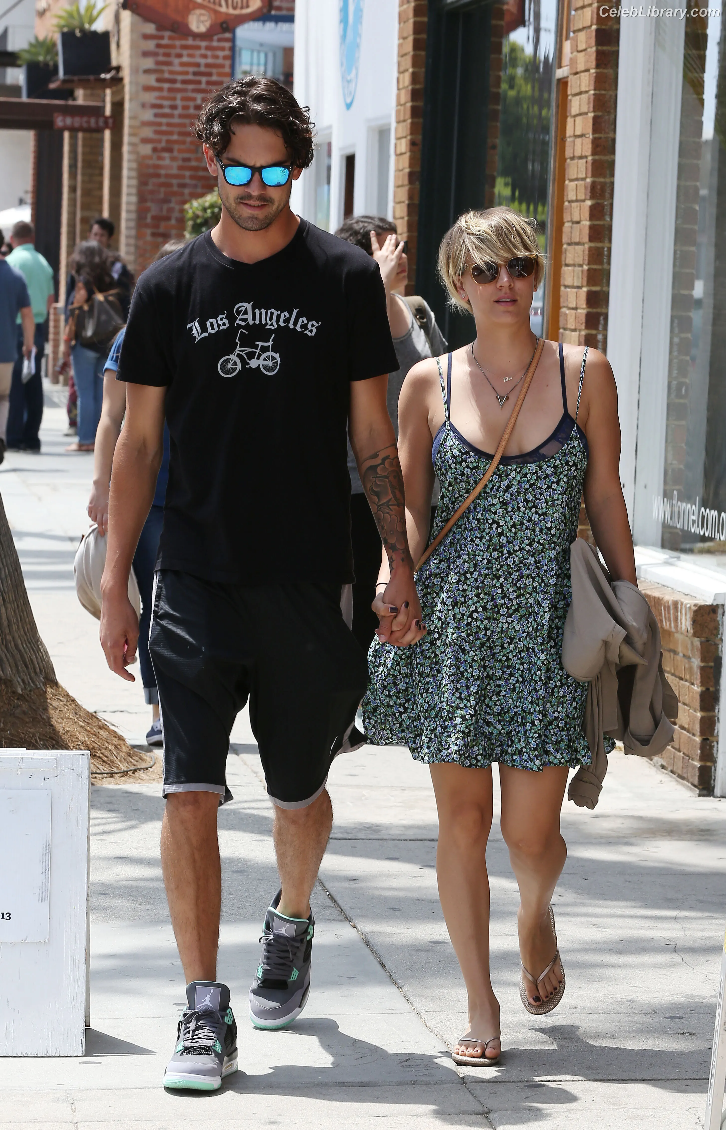 Kaley Cuoco photo 24 of 785