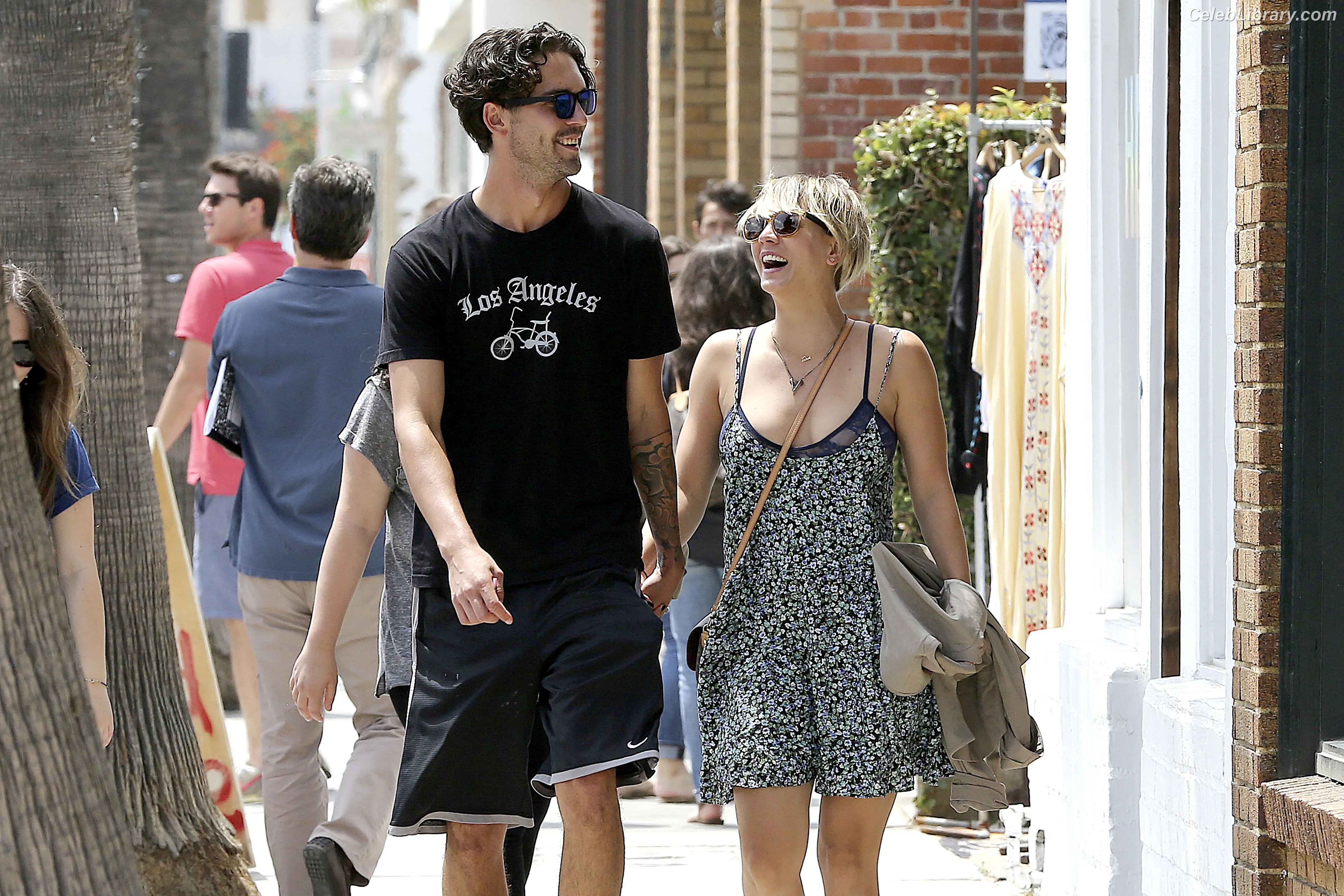 Kaley Cuoco photo 5 of 785