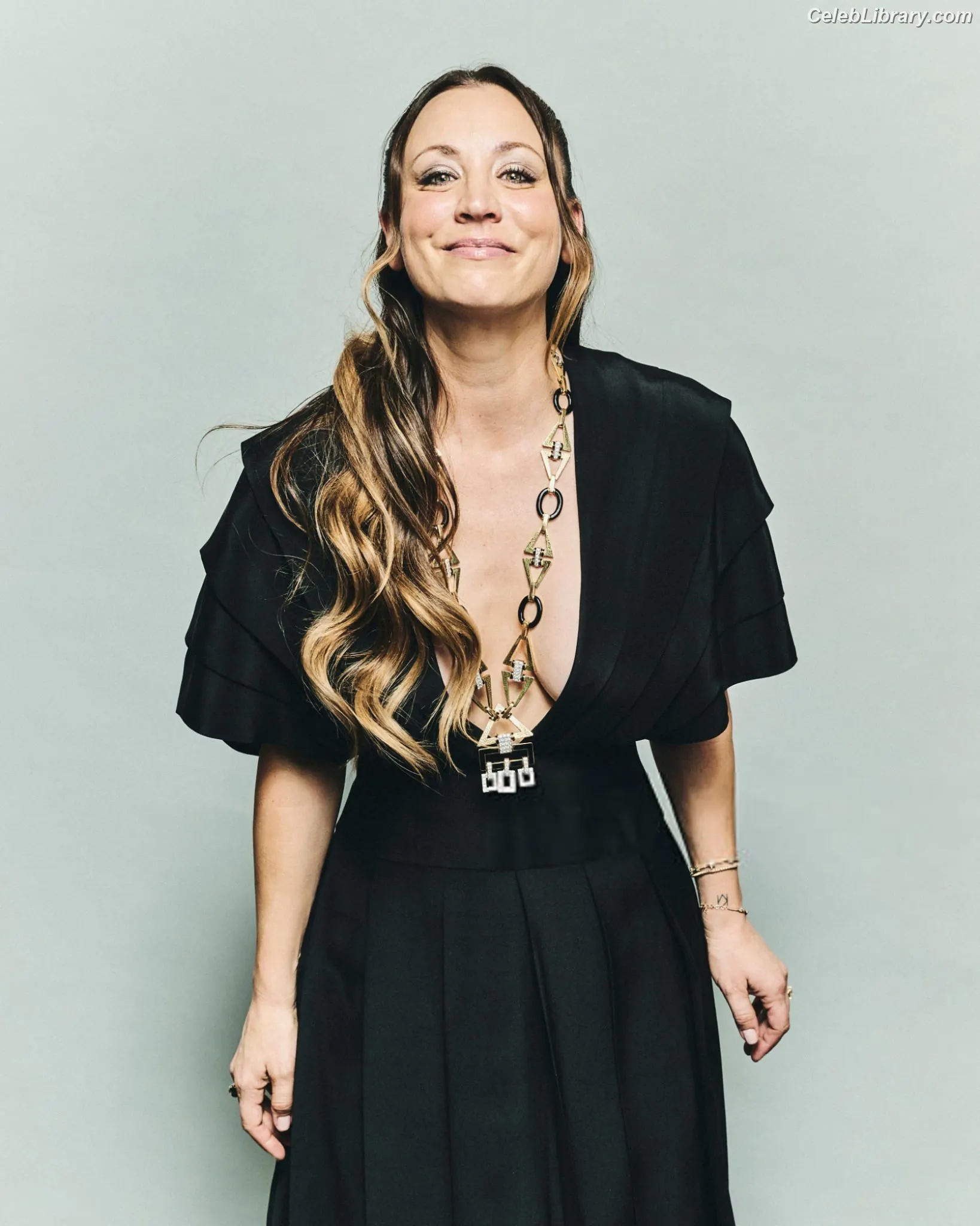 Kaley Cuoco photo 13 of 785