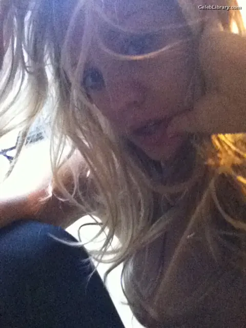 Kaley Cuoco photo 9 of 785