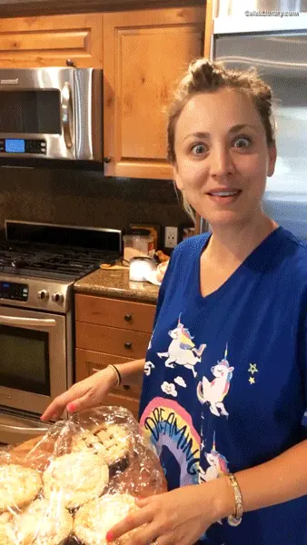 Kaley Cuoco photo 12 of 785