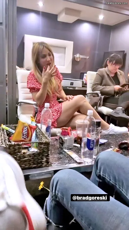 Kaley Cuoco photo 2 of 736