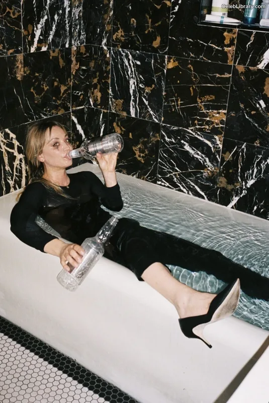 Kaley Cuoco photo 7 of 736