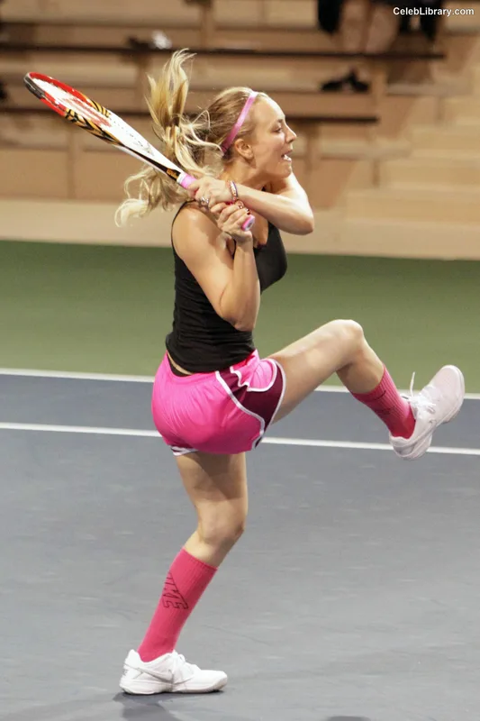 Kaley Cuoco photo 10 of 736