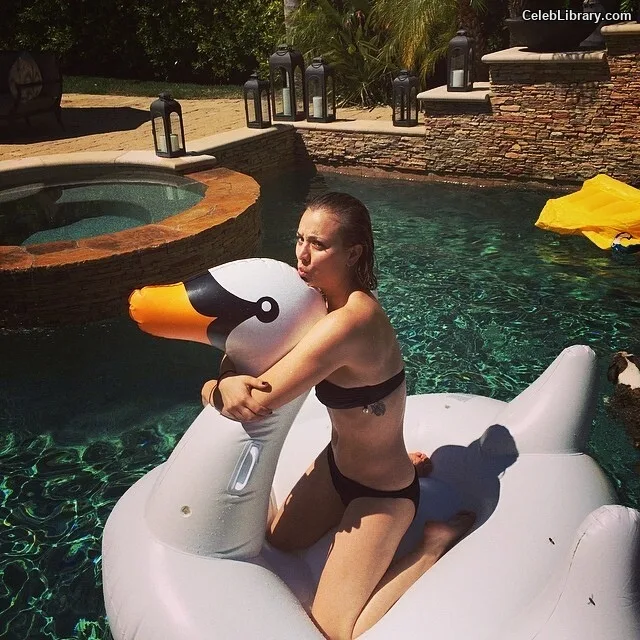 Kaley Cuoco photo 17 of 736