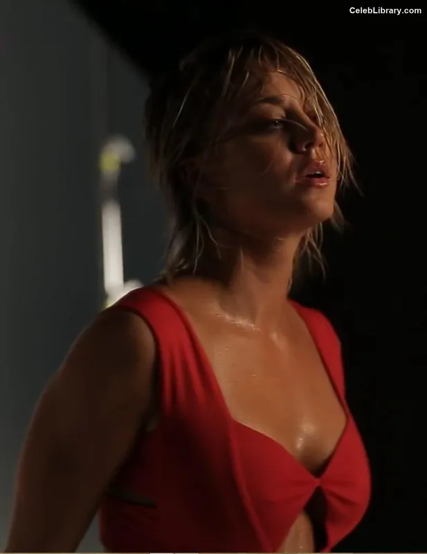 Kaley Cuoco photo 18 of 736