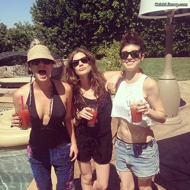 Kaley Cuoco photo 10 of 736