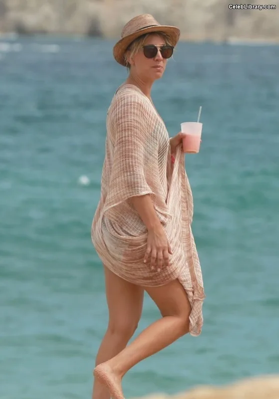 Kaley Cuoco photo 1 of 736