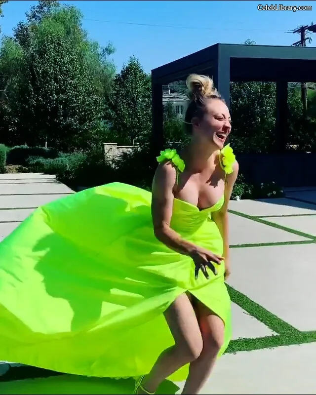 Kaley Cuoco photo 6 of 736