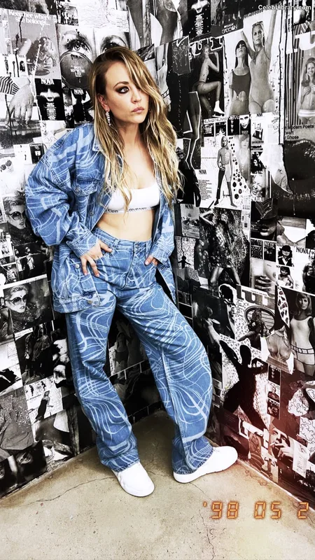 Kaley Cuoco photo 19 of 736