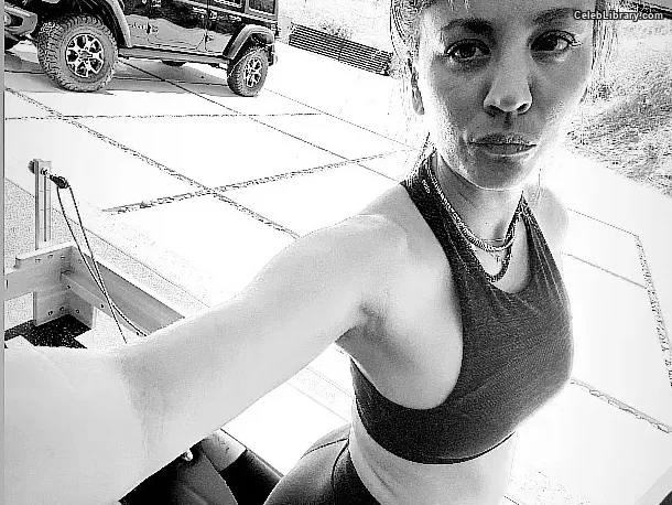 Kaley Cuoco photo 8 of 736