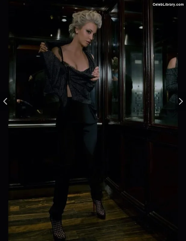 Kaley Cuoco photo 4 of 736