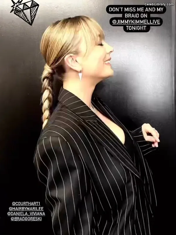Kaley Cuoco photo 3 of 736