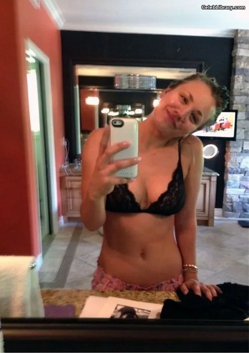 Kaley Cuoco photo 10 of 736