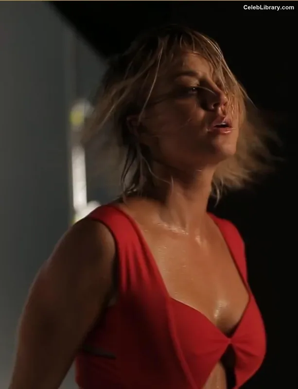 Kaley Cuoco photo 8 of 736