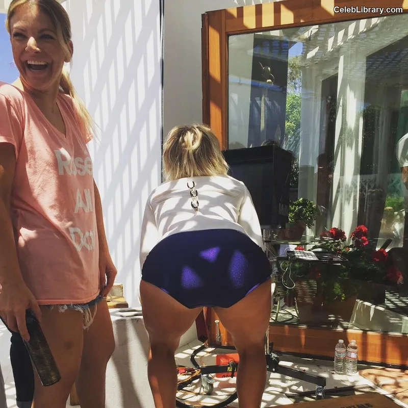 Kaley Cuoco photo 11 of 736