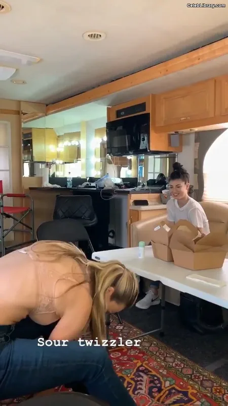Kaley Cuoco photo 10 of 736