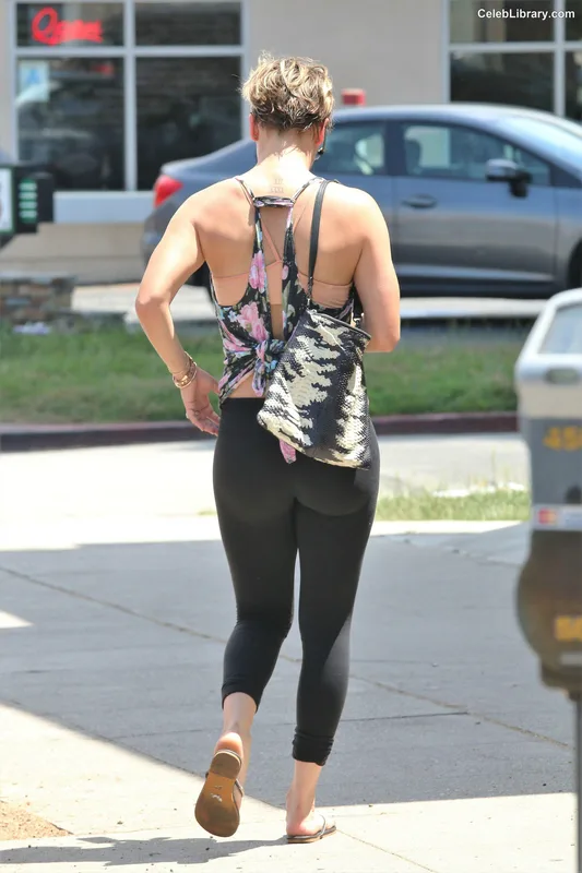 Kaley Cuoco photo 1 of 736