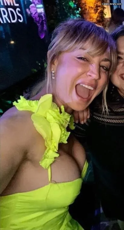 Kaley Cuoco photo 17 of 736
