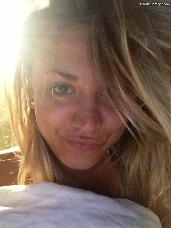 Kaley Cuoco photo 19 of 736