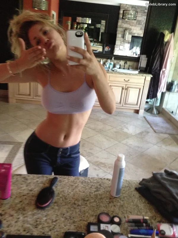 Kaley Cuoco photo 23 of 736