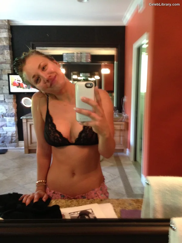 Kaley Cuoco photo 1 of 736