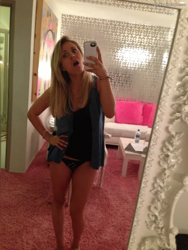 Kaley Cuoco photo 3 of 736