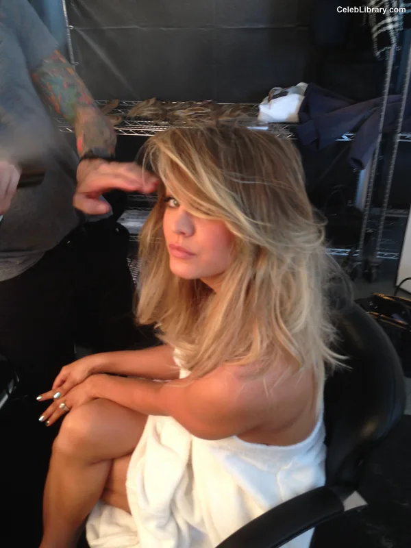 Kaley Cuoco photo 10 of 736
